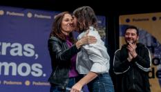 Ione Belarra e Irene Montero se abrazan en un acto reciente del partido