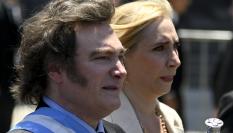 El nuevo presidente de Argentina, Javier Milei, junto a su hermana Karina, en la ceremonia de investidura.