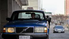 Un taxista en Pyongyiang, a las puertas de un hotel de cuatro estrellas, conduce un Volvo, en una imagen tomada en 2012 en la capital de Corea del Norte.