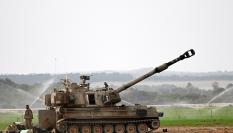 Un tanque israelí en la frontera con Gaza, en Nahal Oz.