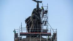 Operarios trabajando en el desmantelamiento del Monumento del Ejército soviético de Sofía (Bulgaria)