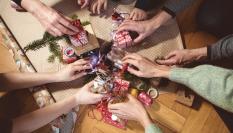 Un grupo de amigos intercambian regalos.