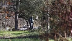 Un joven de 25 años falleció anoche tras recibir un disparo de un arma de fuego en las inmediaciones de un bar de la localidad de Posada del Bierzo, en León, y el supuesto autor del homicidio, otro hombre de 61 años, se dio a la fuga en un vehículo y está siendo buscado por la Guardia Civil.