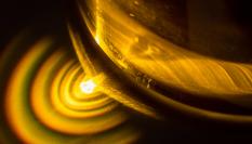 Detalle del reflejo en una botella con aceite de oliva.