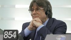 El expresident Carles Puigdemont, siguiendo la intervención de Pedro Sánchez en el balance sobre la Presidencia española de Turno de la UE, en la Eurocámara (Estrasburgo).