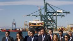 El ministro de Transportes, Óscar Puente, el president de la Generalitat, Carlos Mazón (3º i), la delegada del Gobierno, Pilar Bernabé (2ª d), la alcaldesa de Valencia, María José Catalá (2ª i), y la presidenta de la Autoridad Portuaria, Mar Chao (d), durante su visita al Puerto de València para celebrar un encuentro en el que las autoridades valencianas esperan que el Gobierno exprese su apoyo a la ampliación norte de las instalaciones portuarias.
