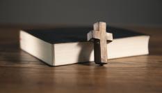 Imagen de archivo de una Biblia y un crucifijo.