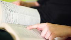 Persona consultando el diccionario