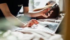 Un adolescente con un móvil y un portátil en una imagen de archivo.