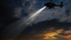 Un helicóptero sobrevuela al atardecer.
