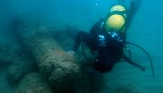 Un submarinista en una de las zonas marcadas por la Carta Arqueológica Subacuática de Andalucía.