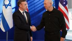 El asesor de seguridad nacional, Jake Sullivan (izq.), se reúne con el ministro de Defensa israelí, Yoav Gallant (der.), en Tel Aviv.