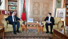 El ministro español de Asuntos Exteriores, José Manuel Albares (i), se reúne con su homólogo marroquí, Nasser Bourita (d), en Rabat.