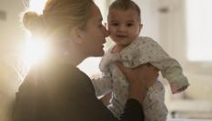 Una madre con su hijo.