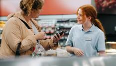 Foto de archivo de una trabajadora y una clienta.