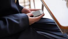 Una estudiante con el teléfono móvil.