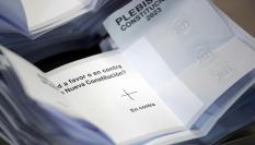 Recuento de papeletas en el referéndum para reformar la Constitución en Chile.