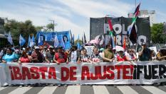Miles de personas se manifiestan en Buenos Aires contra las políticas de Javier Milei.