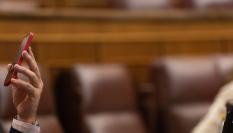 Un diputado maneja un móvil en el Congreso