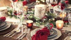 Una mesa de Navidad preparada para sus comensales.