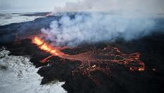 Fotografía aérea tomada con un drone muestra lava y humo saliendo de una fisura volcánica durante una erupción cerca de la ciudad de Grindavik, en la península de Reykjanes (Islandia). La Oficina Meteorológica de Islandia (OMI) anunció el inicio de una erupción volcánica fisural cerca del cráter de Sundhnuka, al noreste de Grindavik, en la noche del 18 de diciembre, tras semanas de intensa actividad sísmica en la zona. La potencia y la actividad sísmica de la erupción han disminuido con el tiempo, informó la OMI el 19 de diciembre, añadiendo que se han registrado unos 320 seísmos desde el inicio de la erupción.