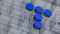 Logo de Telefónica en la fachada de su sede en Madrid