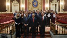 MADRID, 18/12/2023.- El fiscal general del Estado, Álvaro García Ortiz (d), el ministro de la Presidencia, Justicia y Relaciones con las Cortes, Félix Bolaños (2d), el presidente del Consejo General del Poder Judicial (CGPJ), Vicente Guilarte (2i), el rector de la Universidad Complutense de Madrid, Joaquín Goyache (d, segunda fila), y el secretario de Estado de Justicia, Manuel Olmedo (c, segunda fila), durante la ceremonia de entrega de despachos a la 61ª promoción de acceso a la carrera fiscal este lunes en el paraninfo de la Universidad Complutense de Madrid. Este acto se celebra en un clima enrarecido por la ley de amnistía y las críticas del independentismo a jueces y fiscales, y en un acto al que no asiste el rey, que viaja a Kuwait por la muerte del emir.