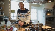 Un hombre cocinando en Navidad.