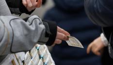 Una persona comprando Lotería en la calle en una imagen de archivo.