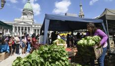 El 'mercado protesta' contra los recortes del Gobierno de Milei, organizado por los sindicatos argentinos delante del edificio del Congreso.