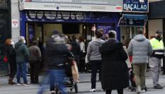 La gente espera en fila para comprar un décimo en la mítica tienda de Doña Manolita.