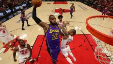 LeBron James machaca el aro de los Chicago Bulls
