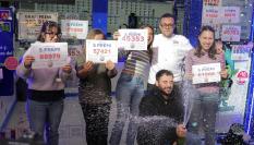 Los propietarios y trabajadores de la administración de lotería Las Arenas de Barcelona.