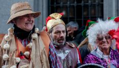 Personas frente al Teatro Real.