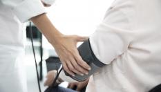 Foto de archivo de un sanitario atendiendo a un paciente.