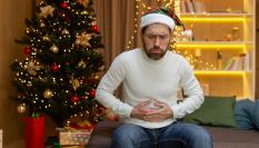 Un hombre, tras comer demasiado en Navidad.