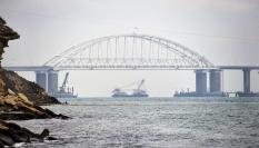 Buque mercante pasando bajo el puente del estrecho de Kerch, en Ucrania