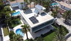 Dentro del campo de la energía solar existen sistemas de paneles solares para poder vivir con independencia energética.