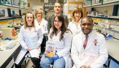 En primer plano, las doctoras Rosa Fernández Fernández y Sara García Vela; y el doctor Idris Nasir Abdullahi. Al fondo, las codirectoras Carmen Lozano y Carmen Torres junto al vicerrector Eduardo Fonseca.