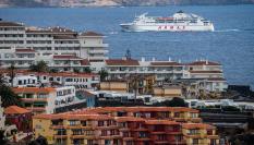 Un ferry llegando al puerto de Santa Cruz de la Palma.