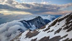 Imagen de archivo de una montaña con nieve.