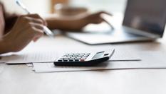 Un trabajador autónomo calcula la cuota que debe pagar a la Seguridad Social.