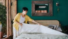 Mujer haciendo su cama