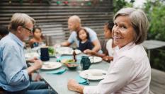 Señora mayor en una comida familiar