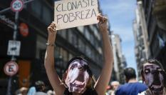 Una manifestante en las protestas contra los recortes del Gobierno de Milei en Argentina.