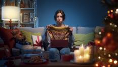 Una mujer, desilusionada con su regalo de Navidad.
