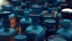 Imagen de archivo de botellas antiguas.