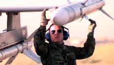 Un experto en armamento estadounidense revisa un misil táctico HARM (High Speed Anti Radiation Missile), en una imagen de archivo.