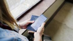 Una mujer con un pasaporte en el Aeropuerto.