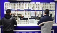 Diversas personas comprando lotería.